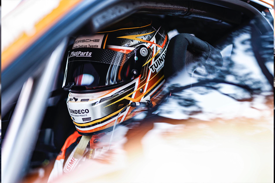 larry in porsche super cup met plusparts op helm